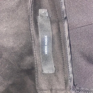 Svart kort mockakjol - Svart kort mockakjol. Fickor fram och dragkedja bak. St L från vero Moda. 