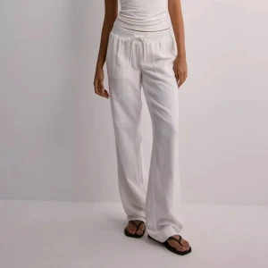 Low waisted linnebyxor - Otroliga linnebyxor som sitter som en smäck. Allt man behöver helt enkelt. Byxorna är helt nya. När jag provade dom var dom på gränsen till för korta och efter tvätt hade dom tyvärr krympt något och blev då för korta för mig. 77 cm i innerbenslängd. 