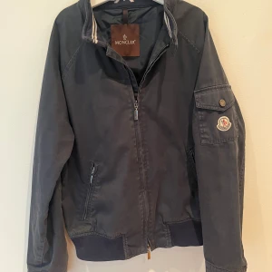 Moncler - Moncler jacka riktigt fet storleken 14år/164cm äkta såklart 