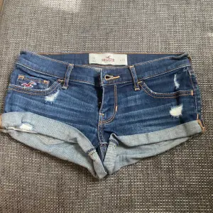 Low waist mörk blåa shorts från Hollister i strl w 23 som motsvarar xxs. Väldigt fina till sommaren och använd några gånger