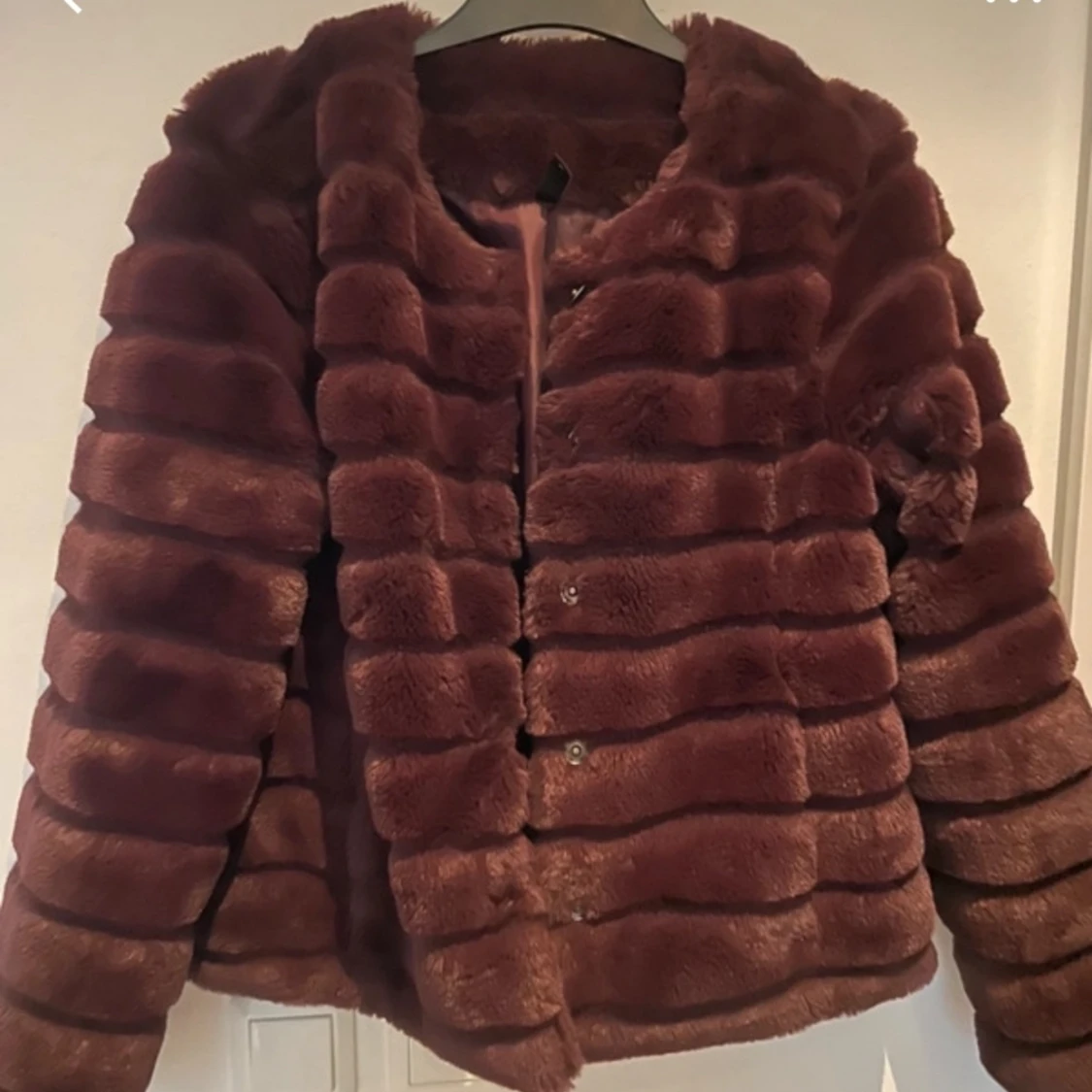 Röd päls jacka