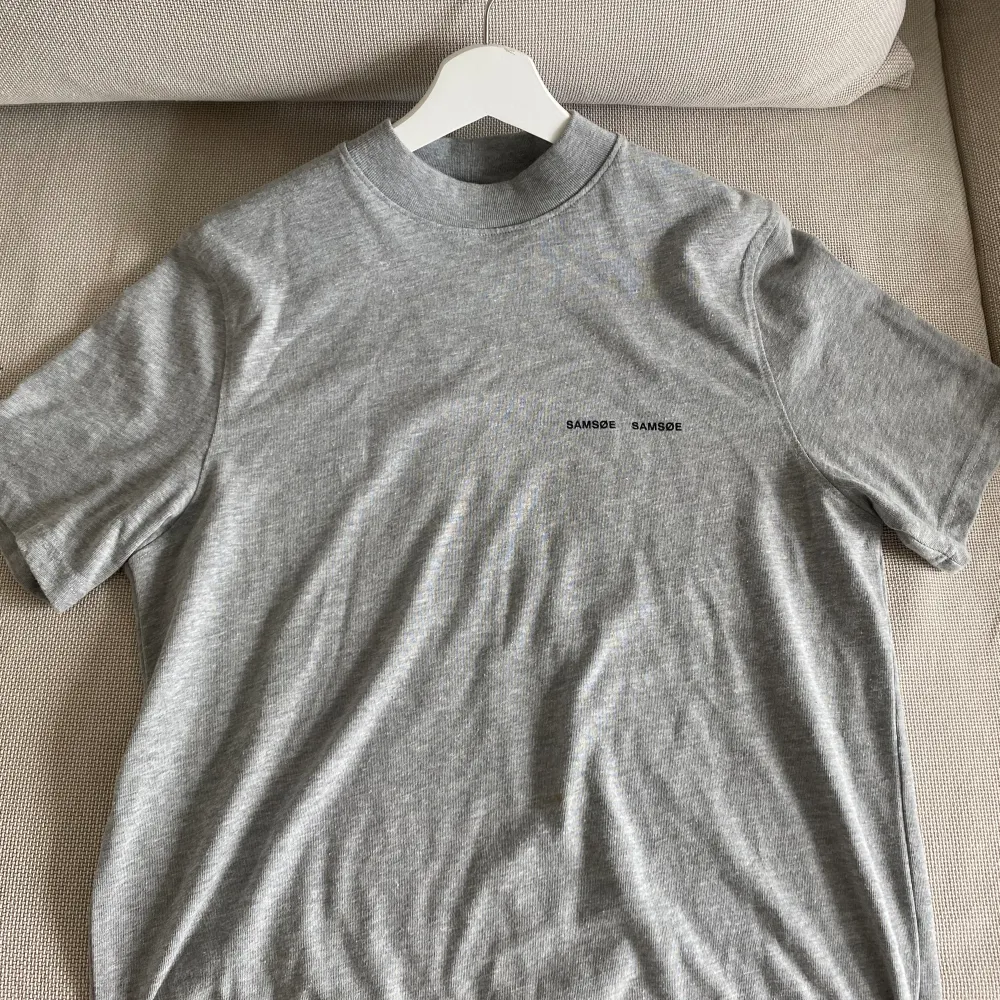 Fin T-shirt från Samøe Samøe. Den är i 10/10 skick och knappt använd.  Lite tjockare material och den är i 60% Bomull och 40% polyester.  Nypris ca: 700 kr. T-shirts.
