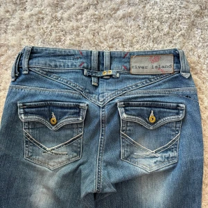 Jeans - Så snygga lowwaist bootcut jeans från river island med coola fickor 