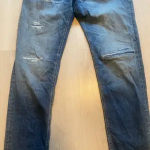 Jack & Jones jeans som är använda. Revorna är design