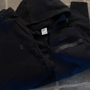 Nike tracksuit  - Storlek M dressen är som ny