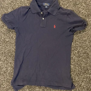 Ralph lauren pike - Blå Ralph Lauren pike i str L för barn (14-16) i bra skick. Hör av dig vid eventuella frågor!