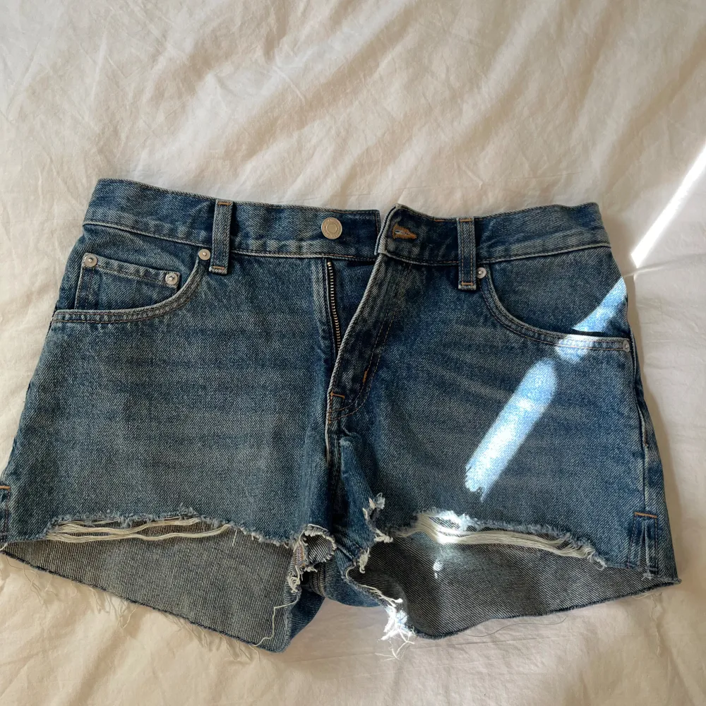 Säljer dessa sjukt snygga lågmidjade jeansshorts från Other stories. Strl S! Använda få gånger🥰 Ny pris ca 590kr. Shorts.