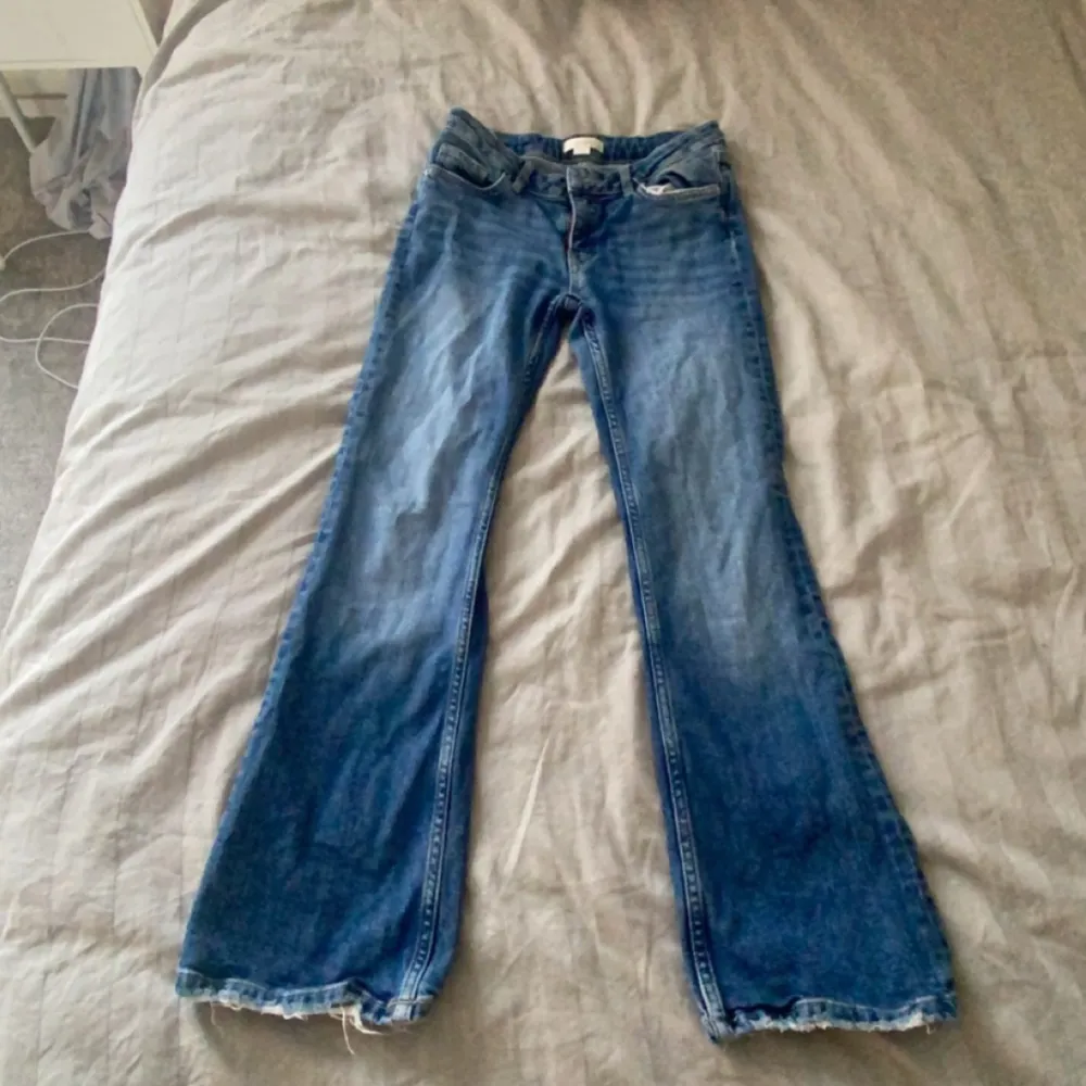 Blå, low waist jeans från Gina tricot. Nästan aldrig använda då de är lite små på mig och jag tappade bort kvittot. Köpta för ca 300 kr men säljer för 75 inlusive frakt, pris kan diskuteras🤗. Jeans & Byxor.