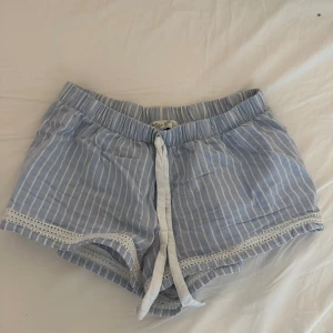 Blå/vita Pyjamasshorts - Nästan helt oanvända pyjamasshorts från Love To Lounge 💕 jättefina och sköna men är för små så kommer därav inte till användning 🙌🏼 