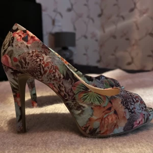 Skor från Deichmann i fint skick stl 39 - Skor från Deichmann i fint skick stl 39, höjd på klacken cirka 11 cm.