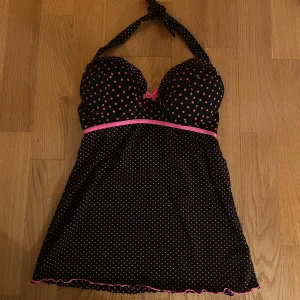 Topp•rosa•korsett - Jag älskar den här toppen men den är lite för liten för mig. Det står tyvär ingen storlek men skulle gissa på S-M