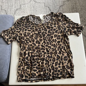 Leopard t-shirt  - En väldigt skön t-shirt från H&m i storlek XS.