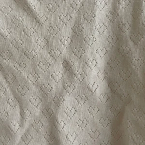 brandy Melville tshirt med hjärtan  - supergullig t-shirt från Brandy Melville med små hjärtan💗