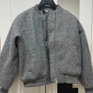 Bomberjacka  - Säljer denna trendiga bomberjacka i ett ullliknande material. Typ oanvänd, så i väldigt bra skick! Den är i storlek XS men skulle också kunna passa upp till M