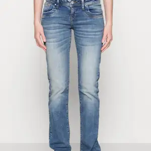 Säljer dessa ltb jeans som är endast använda 3 gånger, w26 l30. 💞Nypris 920 kr.