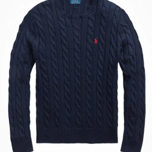 RALPH LAURENCable-Knit Cotton Jumper - Den är i bra skick ser nästan oanvänut använ ett fåtal gånger är en väldig liten storlek L passar som en M skriv för bilder pris kan diskuteras  inga defekter 