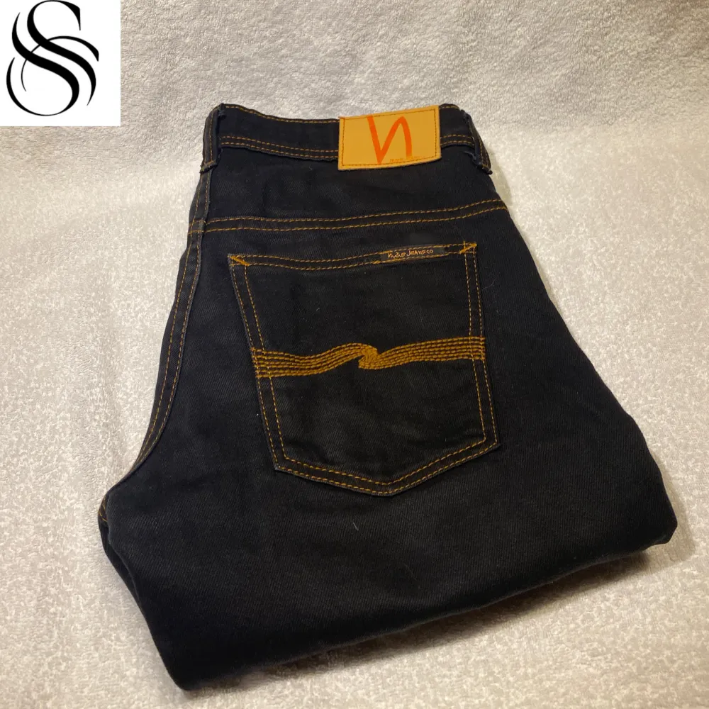 Nudie jeans i svart färg | Storlek: W34 / L33 - Nypris: 1499kr - Vårt pris: 349kr - Vid frågor ”kontakta” . Jeans & Byxor.