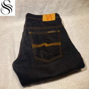 Nudie jeans i svart färg | Storlek: W34 / L33 - Nypris: 1499kr - Vårt pris: 349kr - Vid frågor ”kontakta” 