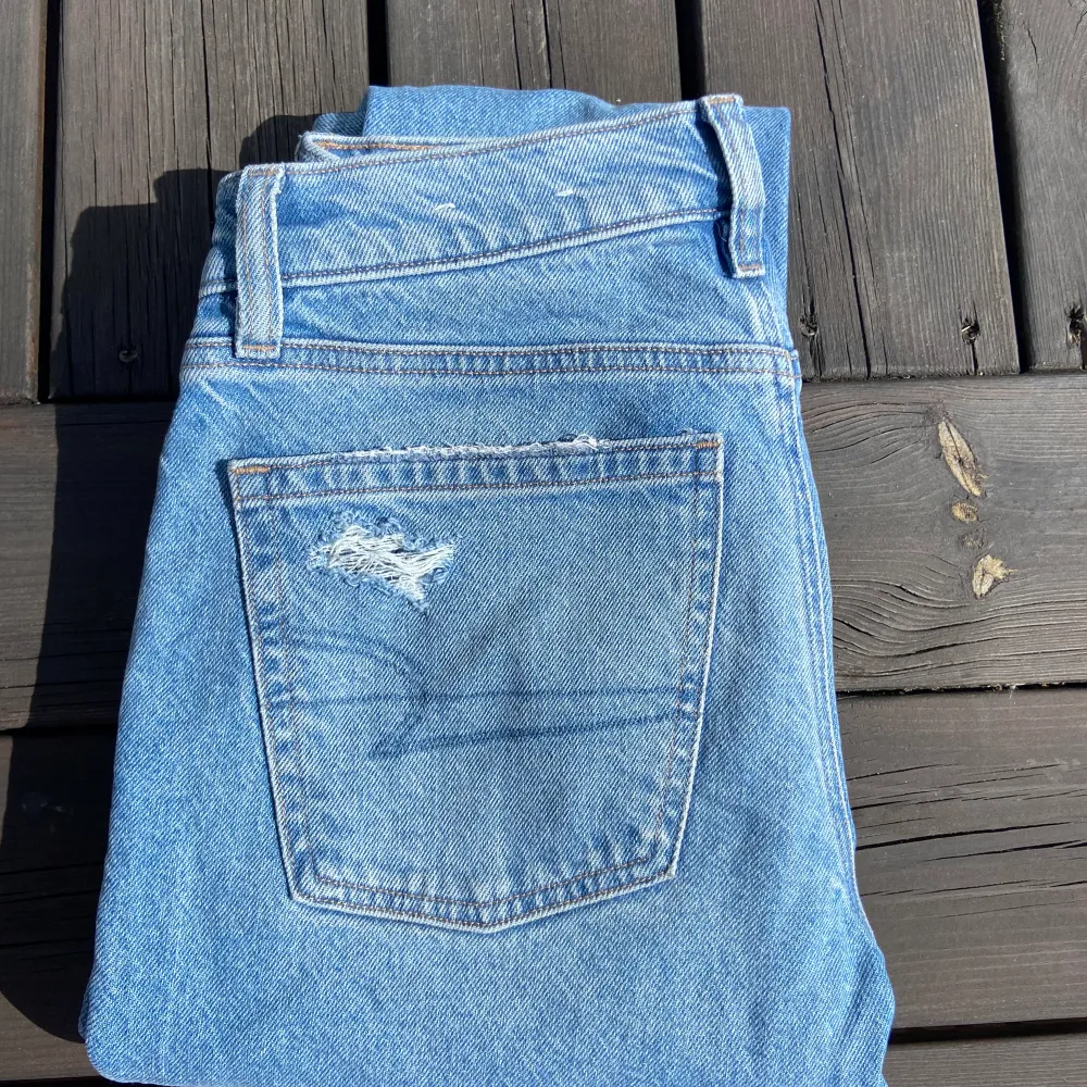 Low waist jeans från American Eagle, lätt bootcut, väldigt stretchiga. 32 i längd och passar en 34/36💓nypris 800. använt fåtal gånger.. Jeans & Byxor.