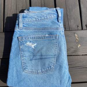 Low waist jeans från American Eagle, lätt bootcut, väldigt stretchiga. 32 i längd och passar en 34/36💓nypris 800. använt fåtal gånger.