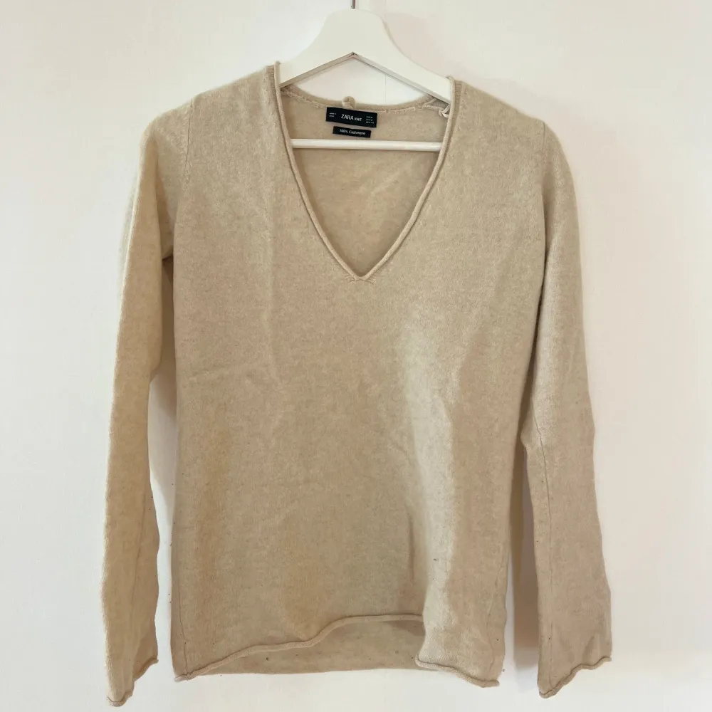 Beige sweater i Kashmirtyg från Zara 🤎 Nypris: 1199 kr, Mitt pris: 250 kr . Stickat.