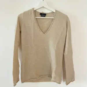 Beige sweater i Kashmirtyg från Zara 🤎 Nypris: 1199 kr, Mitt pris: 250 kr 
