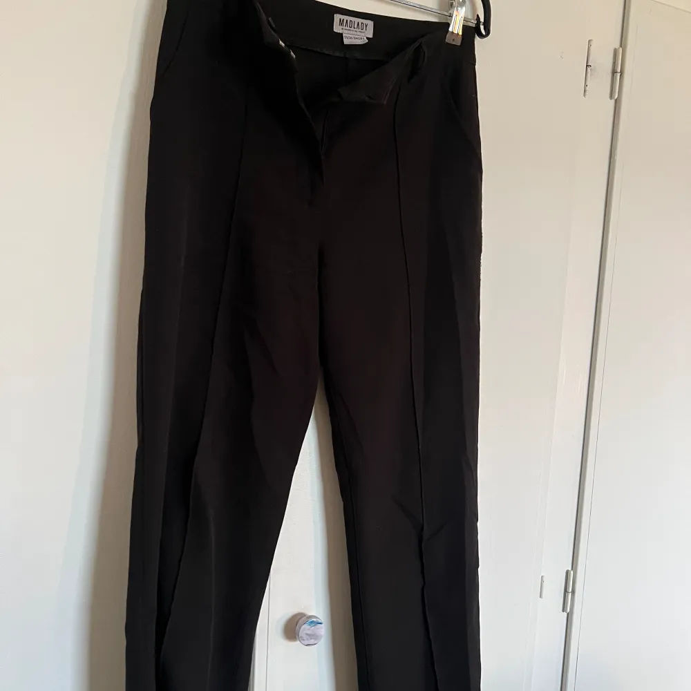 Ett par svarta kostymbyxor från Madlady. I modellen SHORT i stl 36. . Jeans & Byxor.
