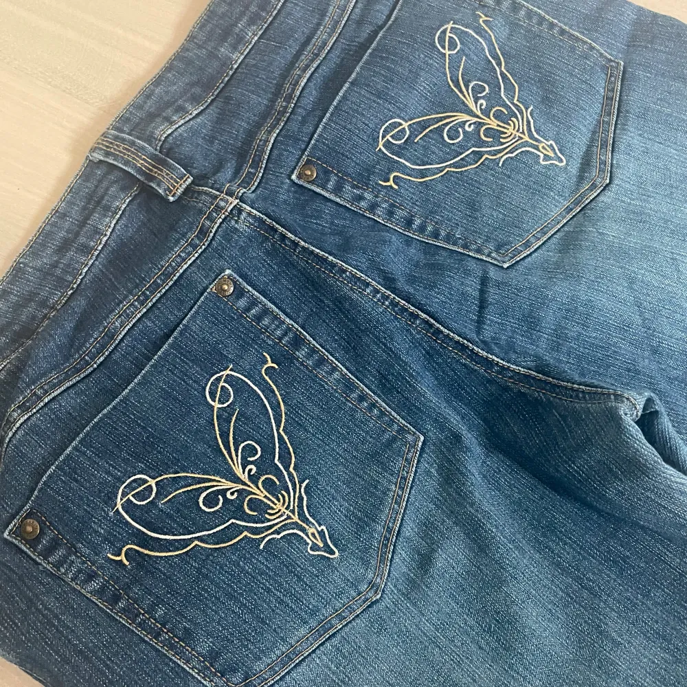 Bootcut jeans med snygga detaljer på bakfickorna! ☀️. Jeans & Byxor.