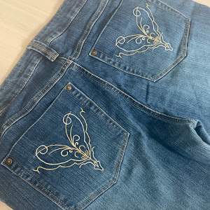 Bootcut jeans med snygga detaljer på bakfickorna! ☀️