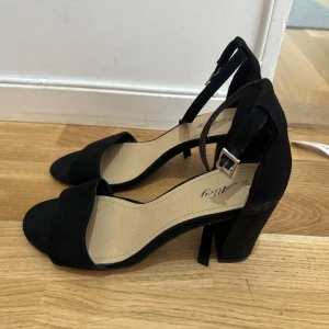 Svarta klackskor - Svarta klackskor i nyskick. Använda enbart vid ett tillfälle. Storlek 38. Hög klack. Köpta från dinsko