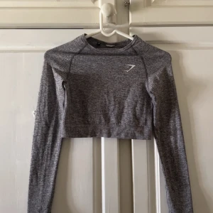 Gymshark träningstopp - Träningstopp, långarmad. Lappen är borta men det är i storlek xs. Väldigt skönt material att träna i! 💓 Använd men i bra skick! 