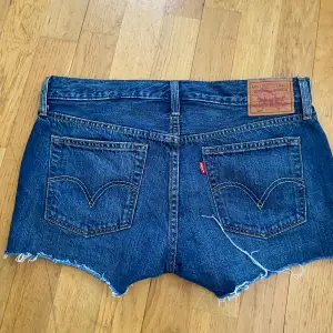 Jättesöta mörkblå Levis shorts som är i jättebra skick och är knappt använd, säljer då de inte passar mig💗