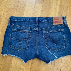 Levi’s shorts - Jättesöta mörkblå Levis shorts som är i jättebra skick och är knappt använd, säljer då de inte passar mig💗