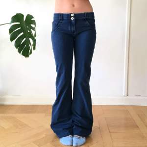 Fraktar elr möts upp! Ser ut som jeans matrial men det är vanligt tyg, stretchiga o bekväma dock!🙏Midja: ca74, innerben: ca80, ytterben 103cm
