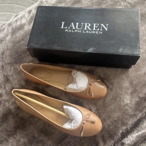 Ralph Lauren ballerina  - Superfina och söta! Tyvärr är dem för små för mig. Aldrig använda, helt nya med kartong. Nypris 1495kr