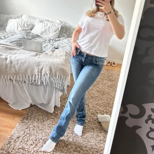 Lågmidjade jeans - Lågmidjade jeans från forever 21. Super skick💕 midjemått rakt över ca 37 cm. innerbenslängd ca 80 cm🙂