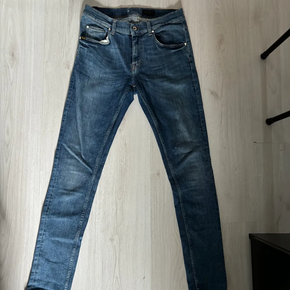 Slim fit jeans W31 L32 ny skick utan prislapp och inge slitage eller defekter. Snygg passform till dig som gillar Slim fit jeans. Skriv till mig om du har några funderingar . Jeans & Byxor.