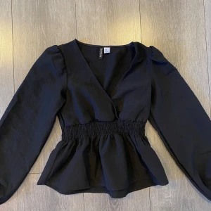 Svart blus - Superfin svart blus från hm i strl xs men passar s💕