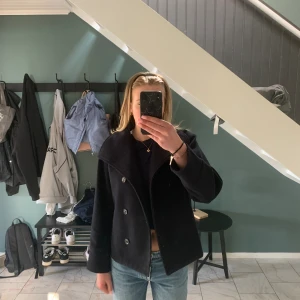 Kort kappa - Säljer min korta kappa från Gina Young då jag tröttnat på den, inga defekter. Den är i marin blå! 