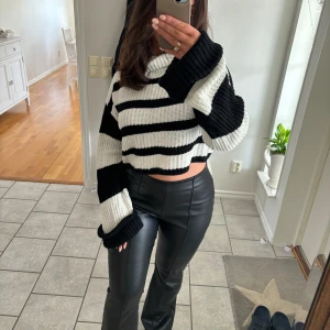 Randig stickad tröja  - En kroppad stickad tröja med turtleneck🤍 super mysig och i fint skick⭐️