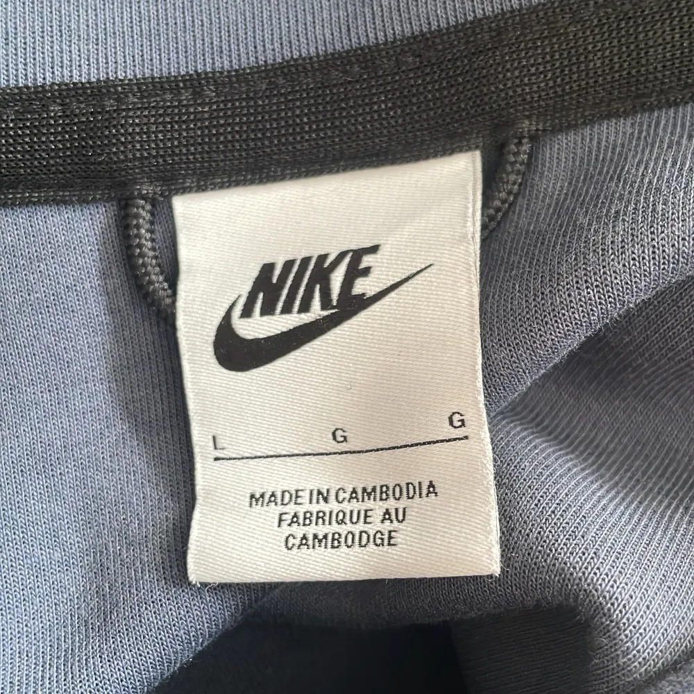 Tja säljer en Nike tech tröja. Väldigt använd. Storlek L men passar XL. Köpte den för 1500 säljer den för 750. Hoodies.