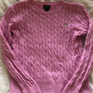 Ralph Lauren tröja  - Ralph Lauren tröja i ny skick står xl i storlek men sitter litet skulle uppskatta ungefär till m/s