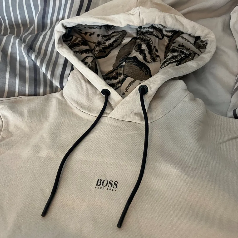 Beige hugo boss hoodie som funkar fint. Hoodies.