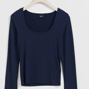 Gina tricot topp - Jätte skön soft touch topp från Gina tricot, inga defekter 🎀💗🎀💗I marinblå🎀💗🎀