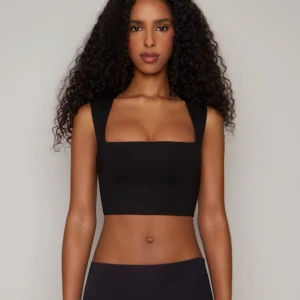 Danielle Guizio topp - Säljer Danielle Guizios virala celestial stretch top (köpt för 1200kr). Använt ca 1-2 gånger, den är i extremt bra skick. Säljer pga ingen använding. Om mycket intresse startar jag budgivning💕 