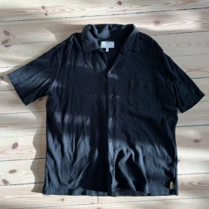 Armani skjorta - Kortärmad skjorta från Armani i frottéliknande material