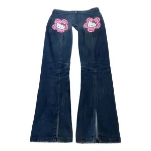 LÅNADE BILDER! Säljer dessa supersnygga jeans från Levi’s med Hello Kitty tryck på baksidan. Köpte de här på plick men de var tyvärr för små. ”42 rakt över höfterna och 82 i innerbenslängd.” Skriv för frågor 🧡