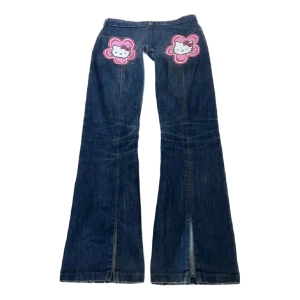 Levi’s Hello Kitty Jeans - LÅNADE BILDER! Säljer dessa supersnygga jeans från Levi’s med Hello Kitty tryck på baksidan. Köpte de här på plick men de var tyvärr för små. ”42 rakt över höfterna och 82 i innerbenslängd.” Skriv för frågor 🧡