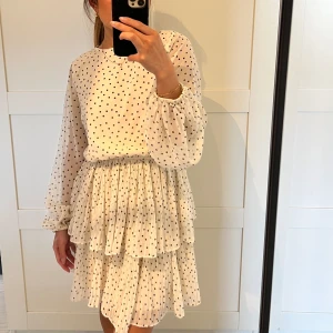 Gina Tricot klänning - Prickig klänning ifrån Gina Tricot i storleken 32🖤 Hör av er vid fler frågor! 