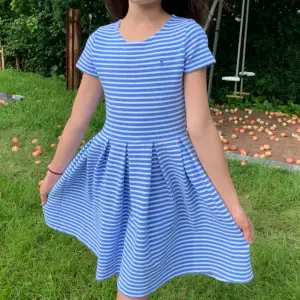 Fantastiskt fin blå & vit randig Polo Ralph Lauren klänning. Endast använt 1 gång! nytt skick!🌸.   Perfekt till sommaren/skolavslutningen eller studentfirande! Köp direkt för 500kr eller högst bud!